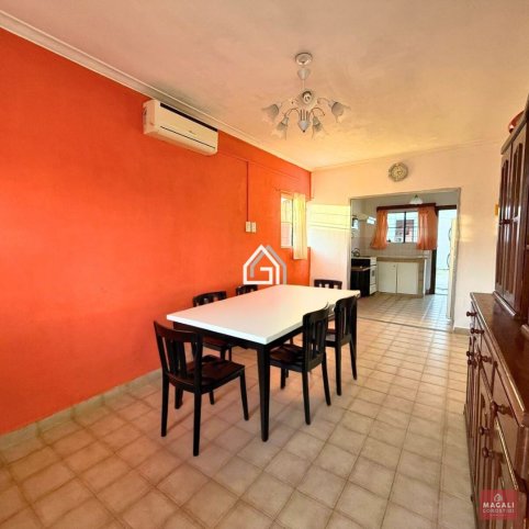 Casa en VENTA Pasteur y Piedrabuena, 222m², 2 dorm, 1 baño, garage