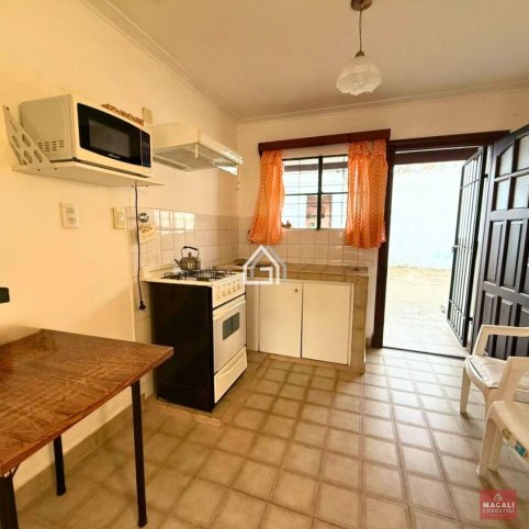 Casa en VENTA Pasteur y Piedrabuena, 222m², 2 dorm, 1 baño, garage