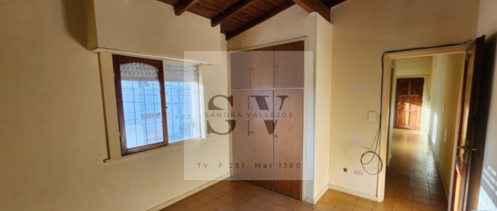 Depto de 1 dormitorio con placard, 70m² — 1er piso
