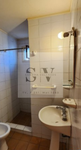Depto de 1 dormitorio con placard, 70m² — 1er piso