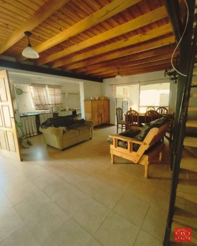 Casa de dos plantas con quincho ubicada en Beltran al 300