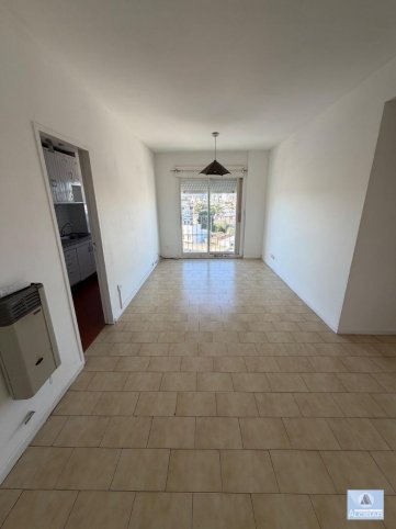 Depto 2 dorm, 55m² con balcón y cochera — Yrigoyen