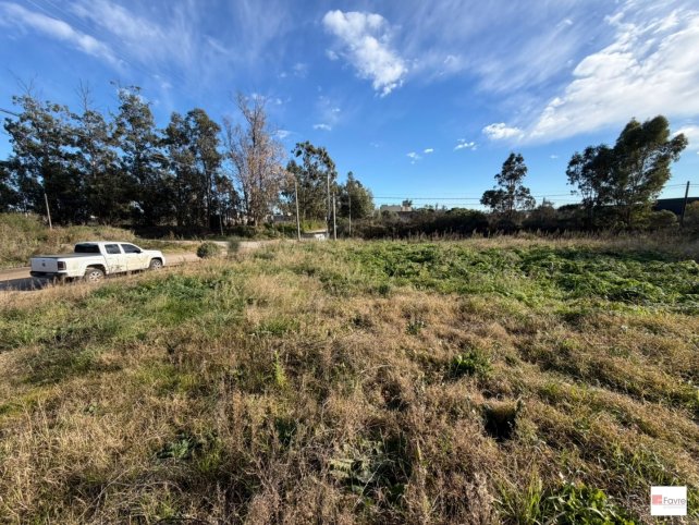 Lote en Venta en esquina de 945 m² — Segundo Sombra y Muñiz