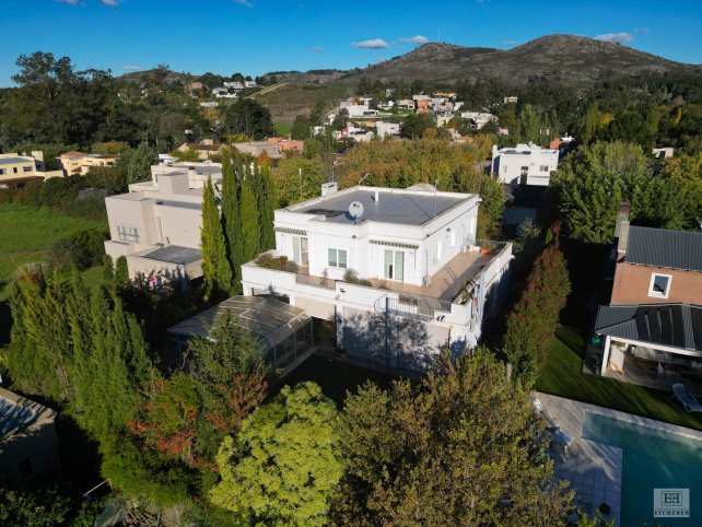 Casa en Venta en Barrio La Rosa, 4 dorm, 4 baños, 405m²