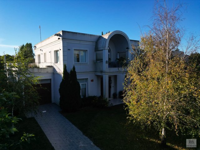 Casa en Venta en Barrio La Rosa, 4 dorm, 4 baños, 405m²