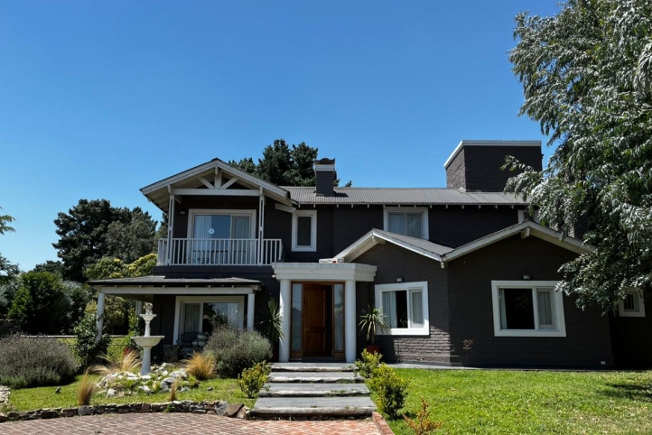 Casa 4 dorm, 500m² en Don Bosco con pileta y quincho