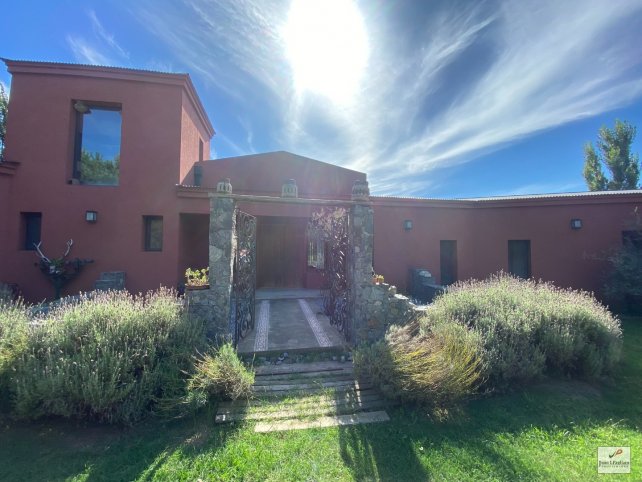 Casa 4 dorm, 400m² en Don Bosco con cochera