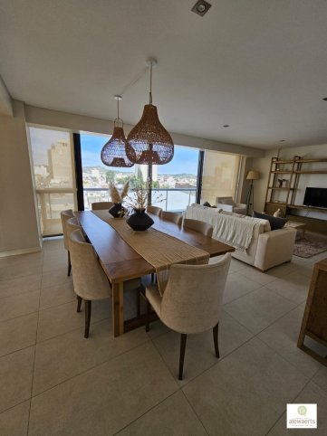 Depto 4 amb, 150m² con 2 cocheras — Centro