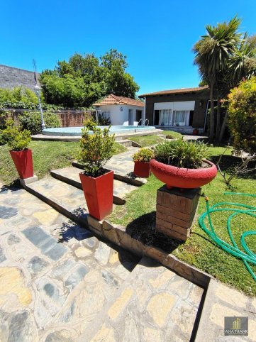 Casa 4 dorm, 375m² en Av. Marconi — Gran superficie