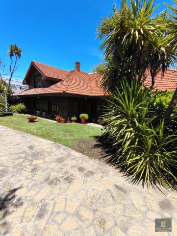 Casa 4 dorm, 375m² en Av. Marconi — Gran superficie