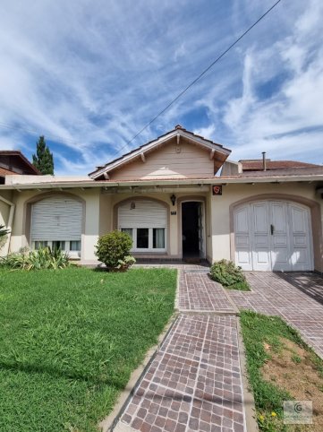 Casa 2 dorm, 140m² con pileta y quincho — Av. Dorrego