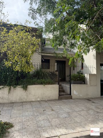 Casa 4 dorm, 240m² con cochera y patio — Pasaje Primero de Mayo