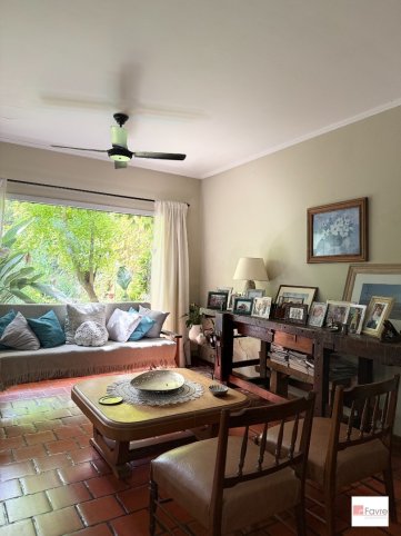 Casa 4 dorm, 240m² con cochera y patio — Pasaje Primero de Mayo