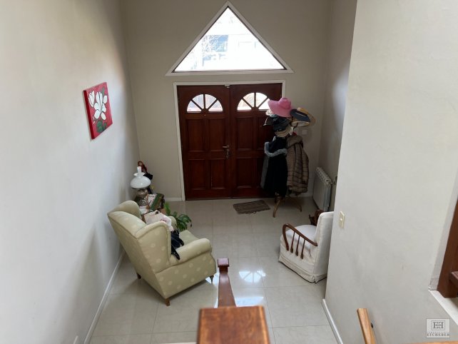 Casa 4 dorm, 270m² en Barrio Cerrito con piscina climatizada