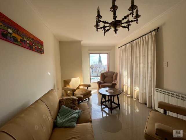 Casa 4 dorm, 270m² en Barrio Cerrito con piscina climatizada