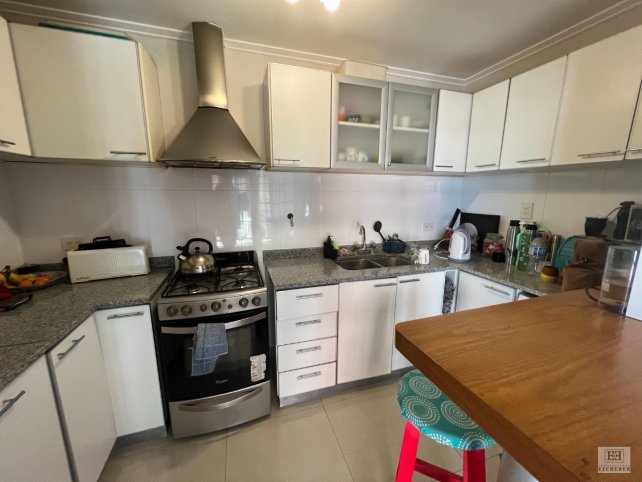 Casa 4 dorm, 270m² en Barrio Cerrito con piscina climatizada