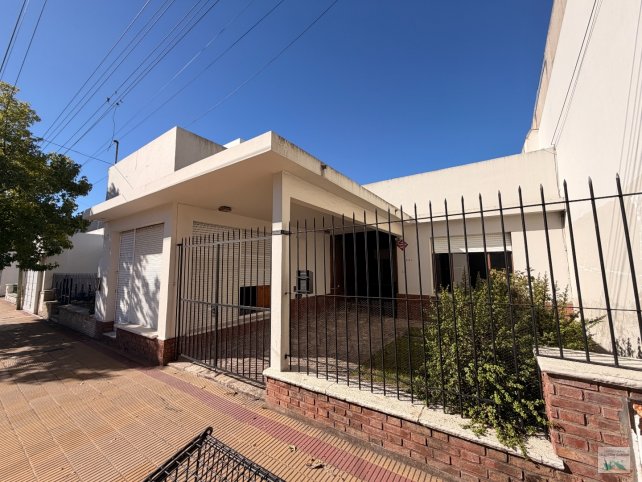 Casa 3 dorm, 200m² con garage — Alsina al 400