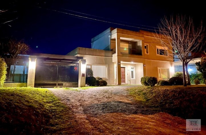 Casa 4 dorm, 220m² en Barrio Golf con piscina y garage