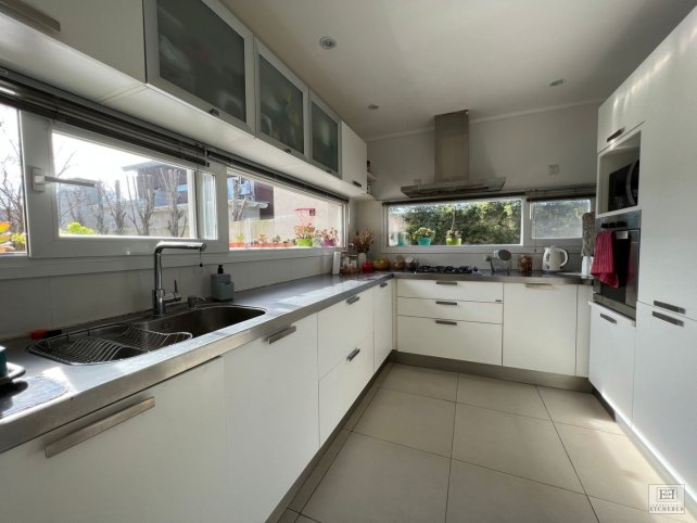 Casa 4 dorm, 220m² en Barrio Golf con piscina y garage