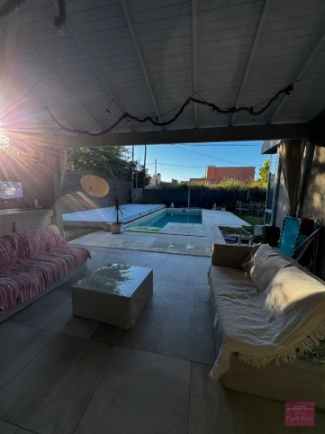 Casa contemporánea 3 dorm, 245m² en exclusivo barrio residencial