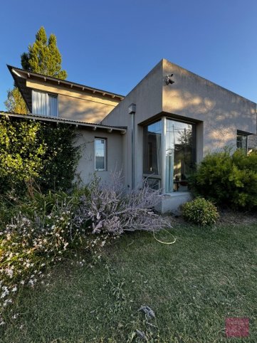 Casa contemporánea 3 dorm, 245m² en exclusivo barrio residencial