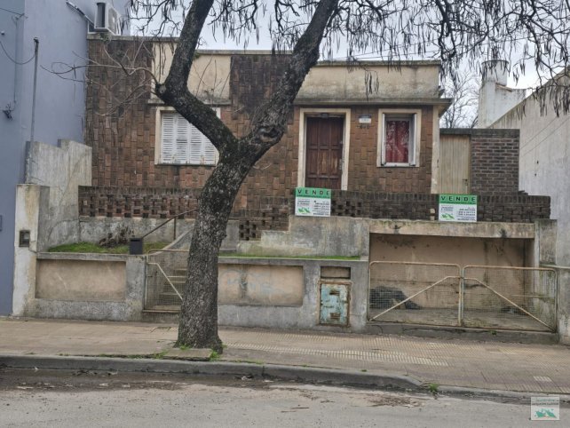 Casa a reciclar 2 dorm, amplio lote 375m² — San Martín