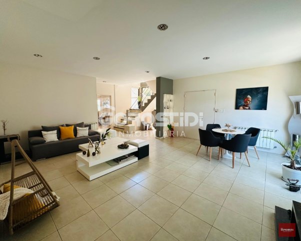 Casa en Venta Dorrego 667, 200m², 3 dormitorios, 3 baños, garage