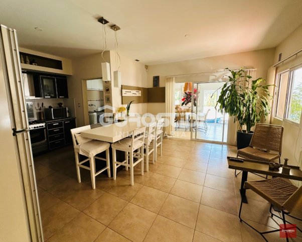 Casa en Venta Dorrego 667, 200m², 3 dormitorios, 3 baños, garage