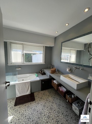 Casa en Loberia 900, 227m², 3 dorm, 4 baños, con garage y piscina