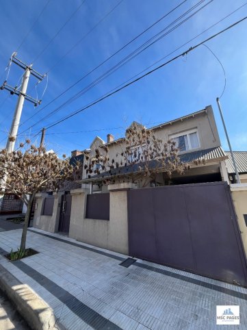 Casa en Loberia 900, 227m², 3 dorm, 4 baños, con garage y piscina