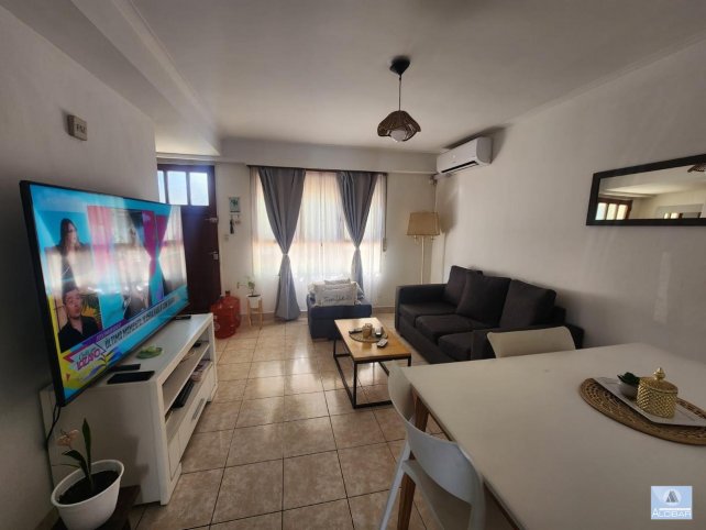 Casa en venta en Belgrano 1600, 2 dorm, 1 baño, garaje para 3 autos