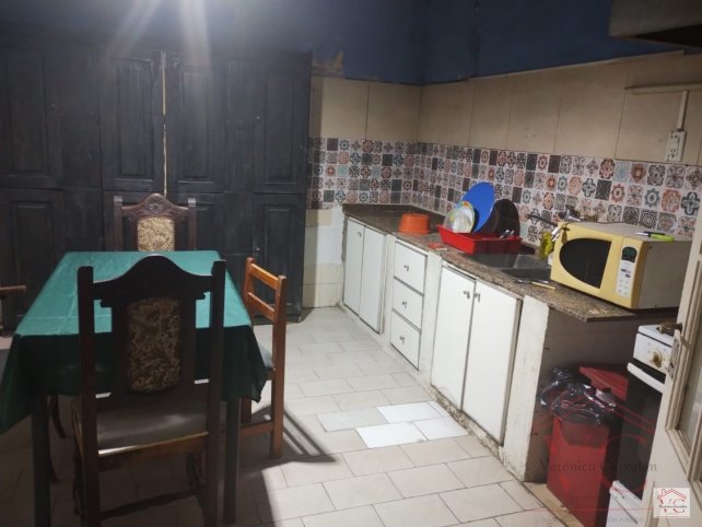 Casa a reciclar, 8 dorm, 3 baños — 4 de abril 1365