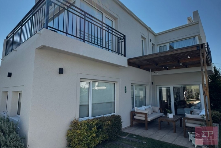 Casa moderna 3 dorm, 238m² en pleno centro — con pileta y garage