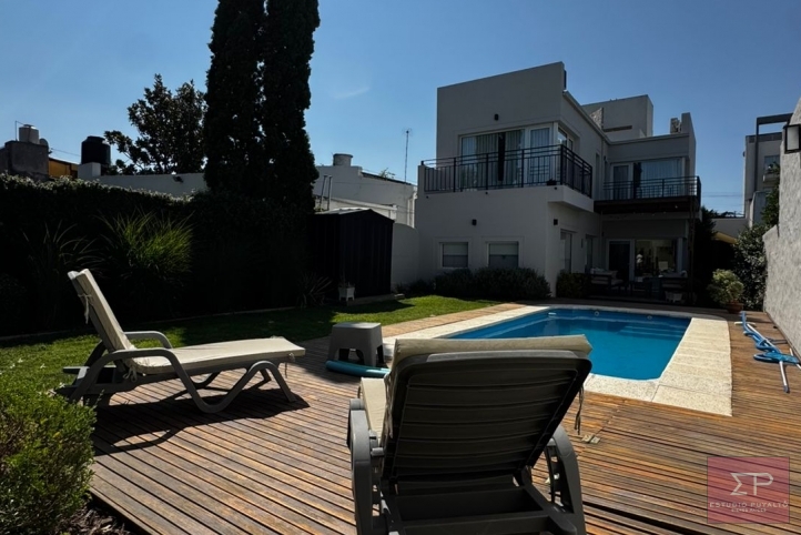 Casa moderna 3 dorm, 238m² en pleno centro — con pileta y garage