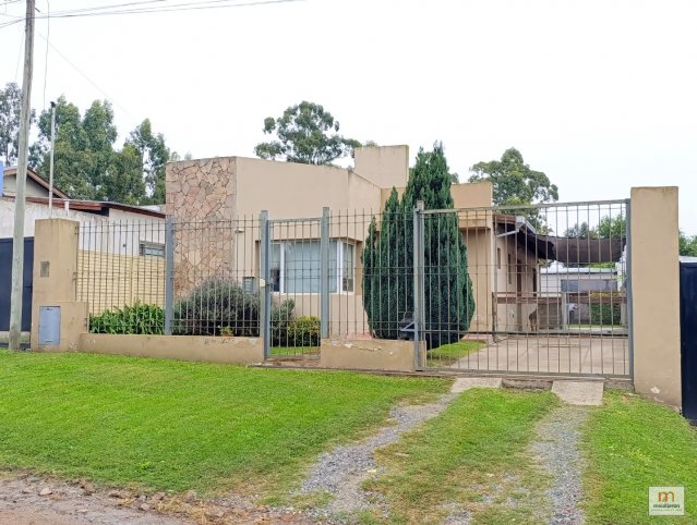 Casa moderna 2 dorm, 164m² con galpón y posibilidad de ampliación — Almafuerte