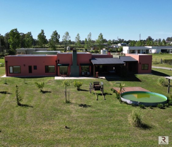 Casa 3 dorm, 170m² con garage — Valle Amilcar