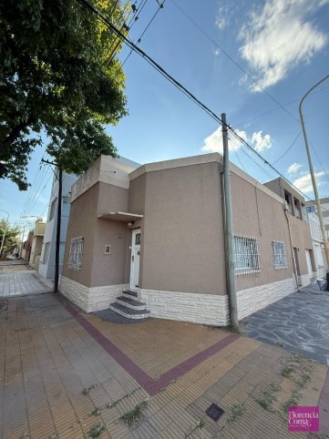 Casa 2 dorm, 150m² con garage y terraza — Pellegrini y San Lorenzo