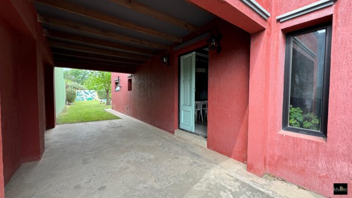 Casa 3 dorm, 110m² en Avenida Linstow con pileta y garage