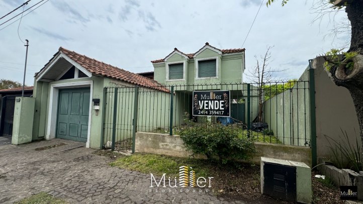 Casa 4 dorm, 210m² en Barrio Cerrito con garage