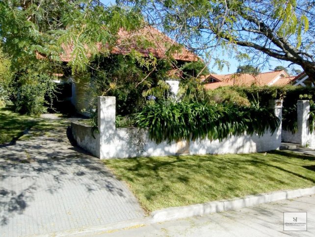Casa 4 dorm, 220m² en lote de 800m² — Fernández de la Cruz
