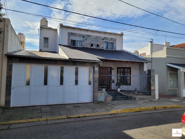 Casa en venta de 4 dormitorios, 324m² — Pje Curupaiti
