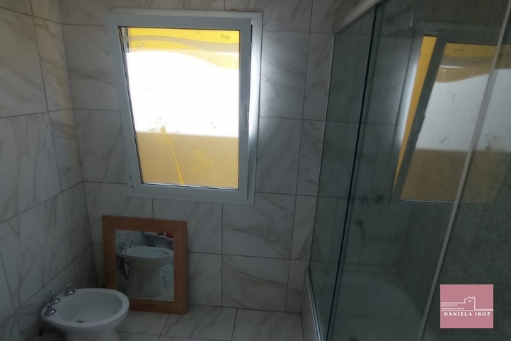 Casa en Larrea 1100, 150m², 2 dorm, 1 baño, 2 cocheras, pileta