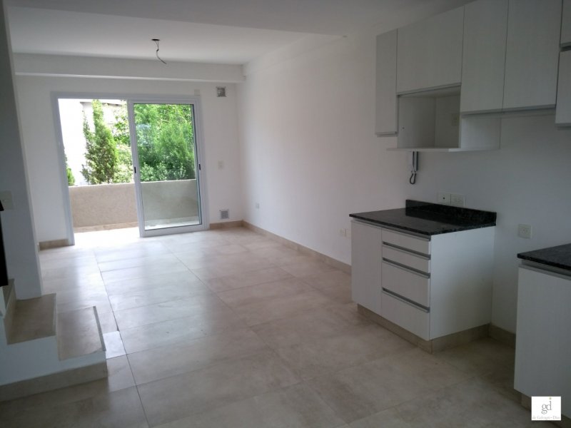 Depto 1 dorm, 90m² con cochera y pileta — Rondeau 372