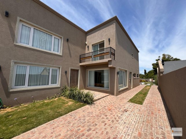 Casa moderna 4 dorm, 200m² con pileta y garage — Lisandro de la Torre
