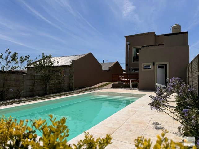 Casa moderna 4 dorm, 200m² con pileta y garage — Lisandro de la Torre