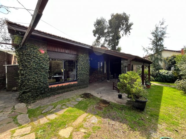 Casa 4 dorm, 181m² con pileta y quincho — Chile 464