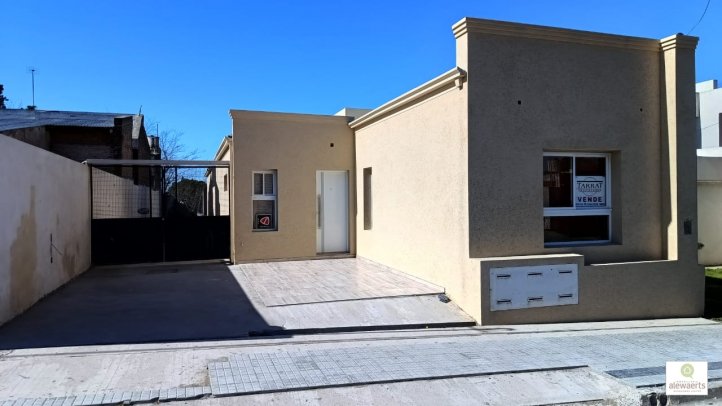 Casa a estrenar 3 amb, 50m² con cochera — Almafuerte