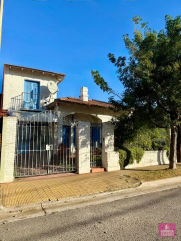 Casa tipo chalet 4 dorm, 180m² con parque y piscina — Chile 555