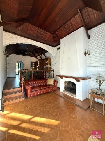 Casa tipo chalet 4 dorm, 180m² con parque y piscina — Chile 555
