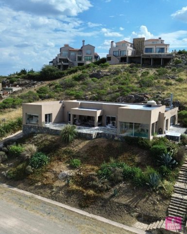 Casa 3 dorm, 330m² con pileta y quincho — Country Valle Escondido